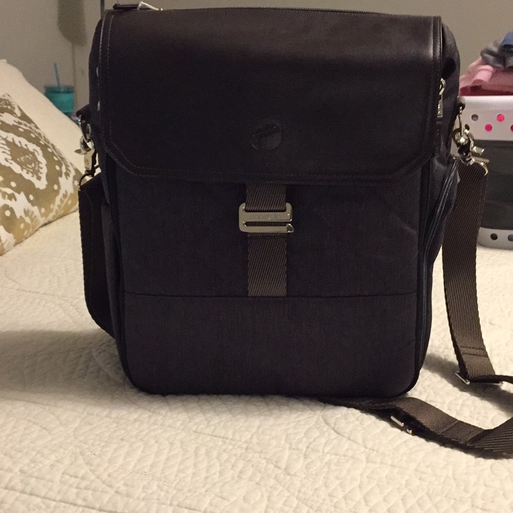 NWT Paperclip Messenger Diaper Bat